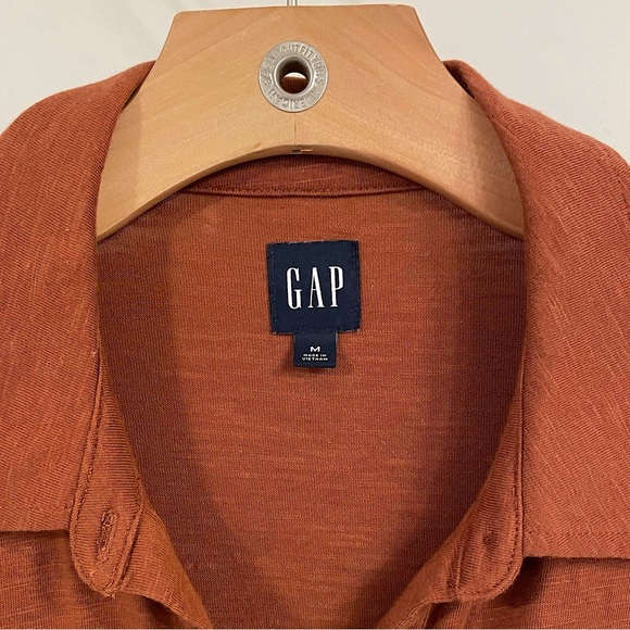 Gap Soft Knitted Shirt in Saddle Brown. Size medium. - Picture 5 of 16